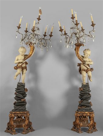 Coppia di angeli portaluce in legno intagliato, 