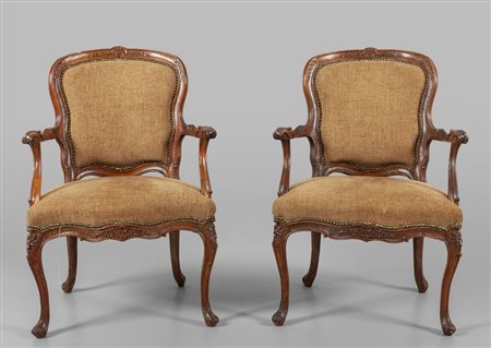 Coppia di poltrone Luigi XV in legno intagliato, 