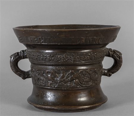 Mortaio in bronzo a patina scura con manici e 