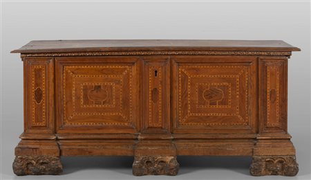 Cassapanca in noce intarsiata a filetti, 