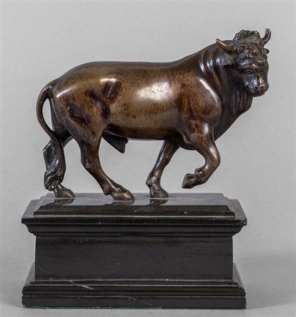 Toro, scultura in bronzo a patina scura, Firenze 