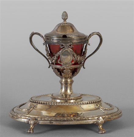 Salsiera in argento finemente sbalzato con 