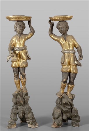 Coppia di moretti portavaso in legno intagliato, 