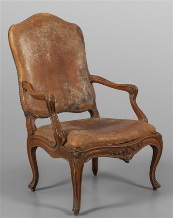 Poltrona Luigi XV in noce, ricoperta in cuoio, 
