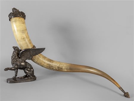 Grande corno montato su base in bronzo argentato 