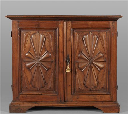 Mezzo armadio Luigi XIV in noce a due sportelli 