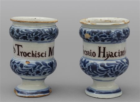 Coppia di albarelli in ceramica di Pavia con 