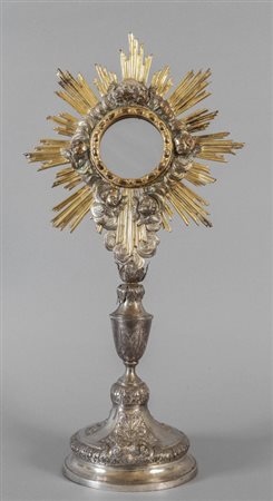 Ostensorio in argento finemente sbalzato con 