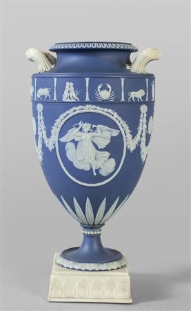 Vaso in porcellana a fondo blu con decorazioni 