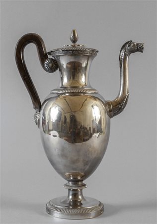 Grande caffettiera in argento sbalzato, punzone 