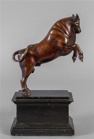 Toro rampante, scultura in bronzo a patina 
