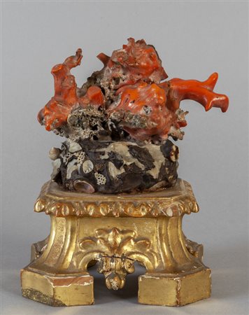 Gruppo in corallo montato su base in legno 