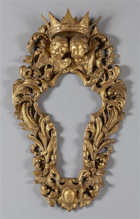 Cornice in legno finemente intagliato e dorato 