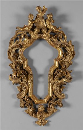 Cornice in legno finemente intagliato e dorato a 