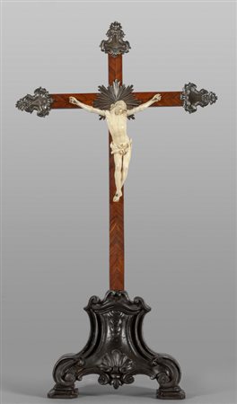 Cristo in avorio con Croce lastronata in violetto 