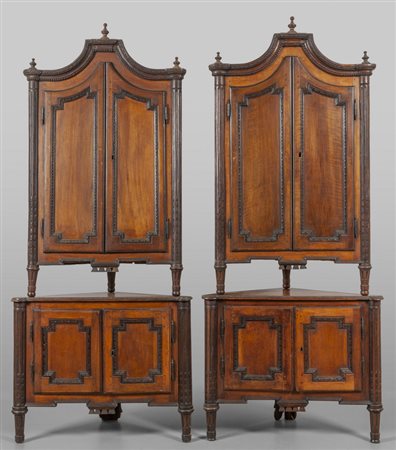 Coppia di cantonali Luigi XVI a due corpi in noce 