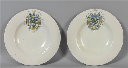 Coppia di piatti in ceramica decorati con stemma 