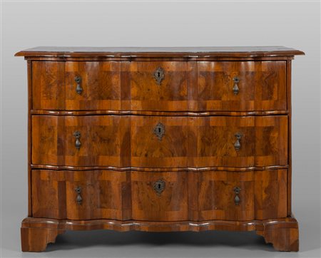 Comò Luigi XIV a tre cassetti movimentato sul 