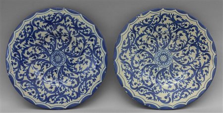 Due piatti in maiolica bianca e blu<br>diam.cm.36