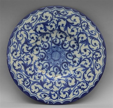 Piatto in maiolica bianca e blu<br>diam.cm.47