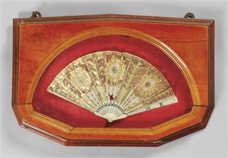 Ventaglio ricamato con perline dorate dentro la 