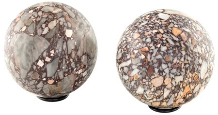 Due antiche sfere in breccia semesanto - Rotture - diametro cm 12 ca