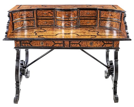 Scrivania San Filippo lastronata in radica di noce, Lombardia, fine del...
