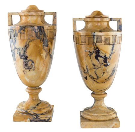 Coppia di vasi in marmo giallo antico, inizio XX secolo - a forma di anfora...