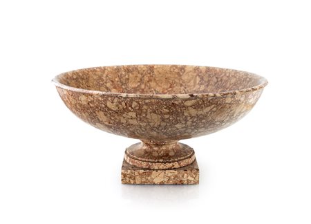 Vasca circolare in breccia corallina, fine del XVIII secolo - poggiante su...