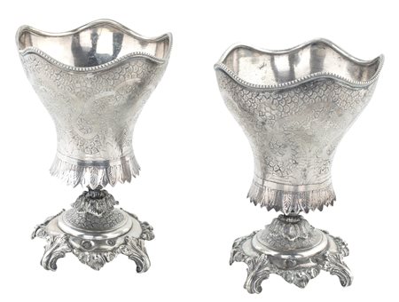 Coppia di calici in argento - con superficie decorata a scaglie su cui...