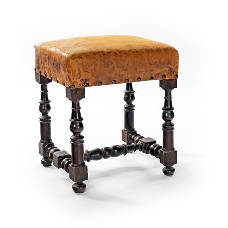 Panchetto in noce, XVII secolo - con sedile imbottito rivestito in cuoio...