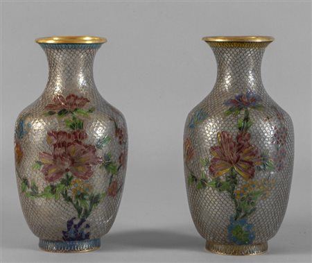 Coppia di vasi cinesi in metallo e pasta vitrea, 