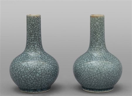 Coppia di piccoli vasi in porcellana Celadon, 