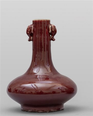 Vaso sangue di bue in porcellana, prese a forma 