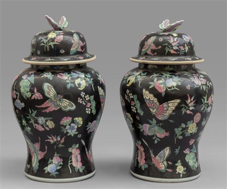 Coppia di grandi potiches in porcellana d Cina, 