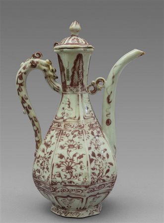 Theiera decorata in rosso su fondo bianco a 