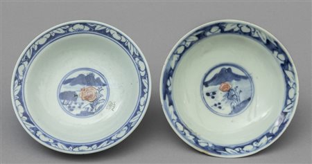 Coppia di coppe in porcellana bianca e blu, Cina 