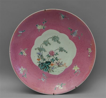 Piatto in porcellana famiglia rosa decorato al 