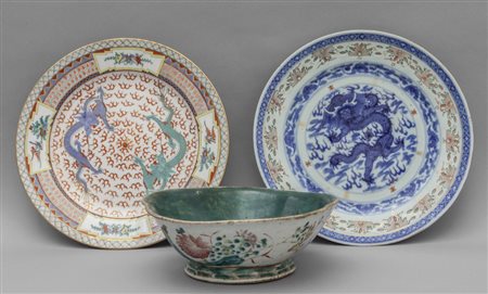 Ciotola in porcellana di Cina e due piatti, uno 