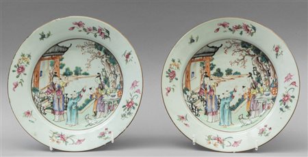 Coppia di piatti in porcellana famiglia rosa, 