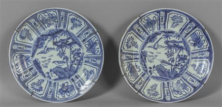 Coppia di piatti in porcellana bianca e blu, 