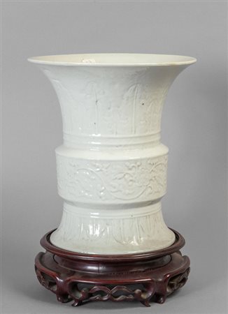 Vaso a tromba in porcellana bianca decorato a 