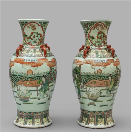 Coppia di vasi in porcellana decorati in 