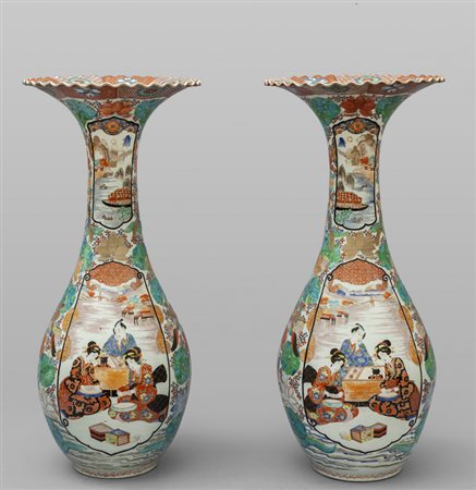 Coppia di vasi in porcellana policroma decorati 