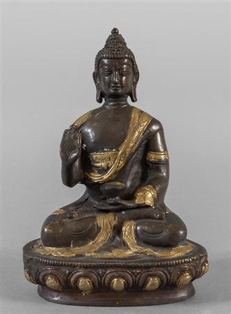 Buddha in bronzo con ciotola, lumeggiato in oro, 