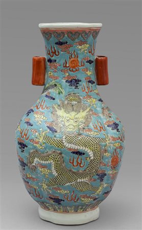 Vaso in porcellana di forma polilobata decorato 