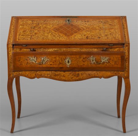 Ribalta Luigi XV a gambe alte lastronata in 