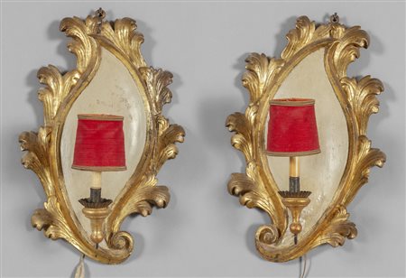 Coppia di apliques in legno intagliato e dorato 