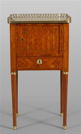 Mobiletto da centro Luigi XVI lastronato in legni 