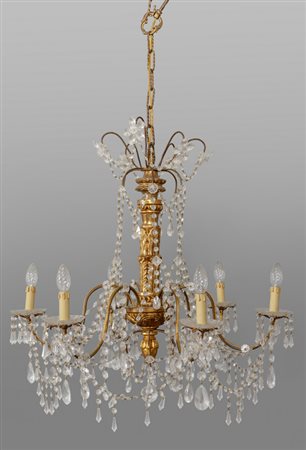 Lampadario con fusto in legno dorato a sei 